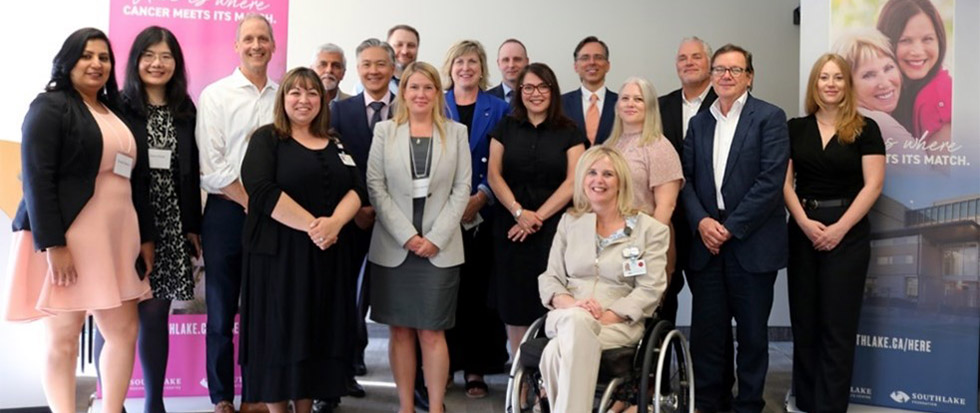 Les représentants de BMO Nandi Tense, spécialiste, Soutien aux collectivités, Rebecca Laskaris, directrice, Soutien aux collectivités, Kevin Cherup, chef de la direction de CYC, et Mark Schulman, responsable de l’accès au crédit des collectivités et membre du conseil d’administration de CYC, lors de l’ouverture du centre Calumet Heights. En 2023, BMO a fait un don de 500 000 $ à l’appui de la campagne de croissance des Chicago Youth Centers (CYC) afin de soutenir son carrefour technologique de BMO, qui offrira aux jeunes un espace pour l’exploration créative et la programmation axée sur la technologie.